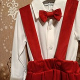 Salopette di velluto rosso con papillon