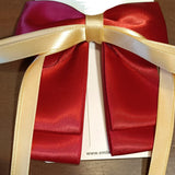 Fermaglio con fioccone in raso rosso e fiocco oro pendente