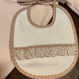 Bavetta  a balze microfloreale coordinata con tutina rosa con coniglietto