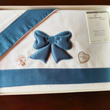 Set lenzuolino culla ricamato a mano con fiocco a  rilievo blu cobalto
