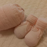 Set corredino completo cappellino e babbucce di filo lavorate rosa