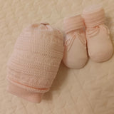 Set corredino completo cappellino e babbucce di filo lavorate rosa
