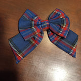 Spilla con fiocco in tartan con blu