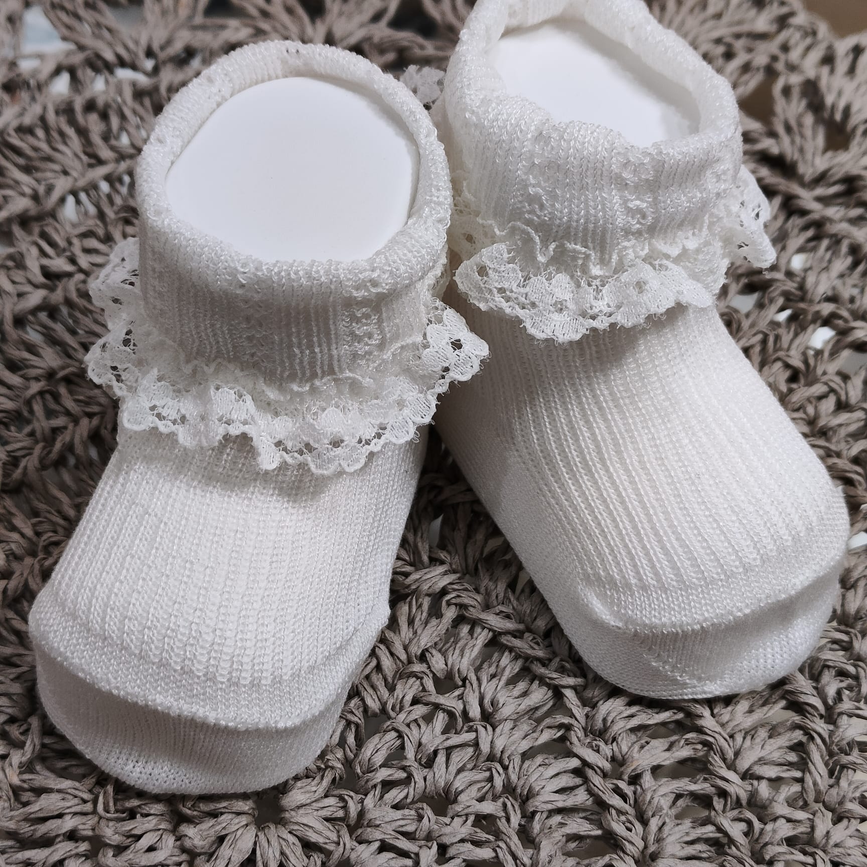 calzini ricamanti con pizzo per neonata bianchi