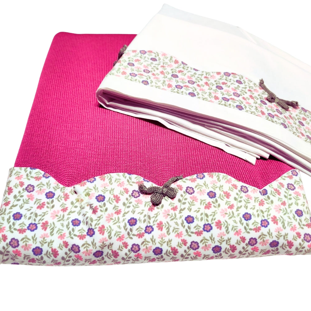 completo per neonato per culla con copertina di lana fucsia e bordo in cotone a fantasia e lenzuolino coordinato