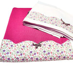 completo per neonato per culla con copertina di lana fucsia e bordo in cotone a fantasia e lenzuolino coordinato