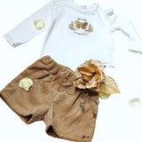 completo per neonata gymp con shorts di velluto a coste beige e maglietta bianca con farfalla