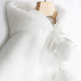 Klaiadì mantella bianca in ecopelliccia con pon pon regolabile cod kd260p