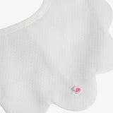 Klaiadì corredino completo bavetta e cappellino  del tema fiorellino rosa