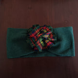 Fascetta natalizia verde con fiore in tartan a balze  centrale